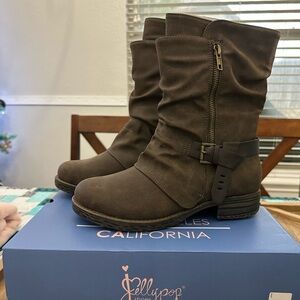 NWT Women’s Jellypop DK Brown Distressed Zip Up Boots Size 7.5M